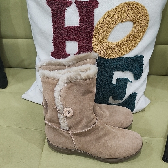 Bass Women's Tan Suede Boots with Faux Fur Lining - Picture 11 of 13